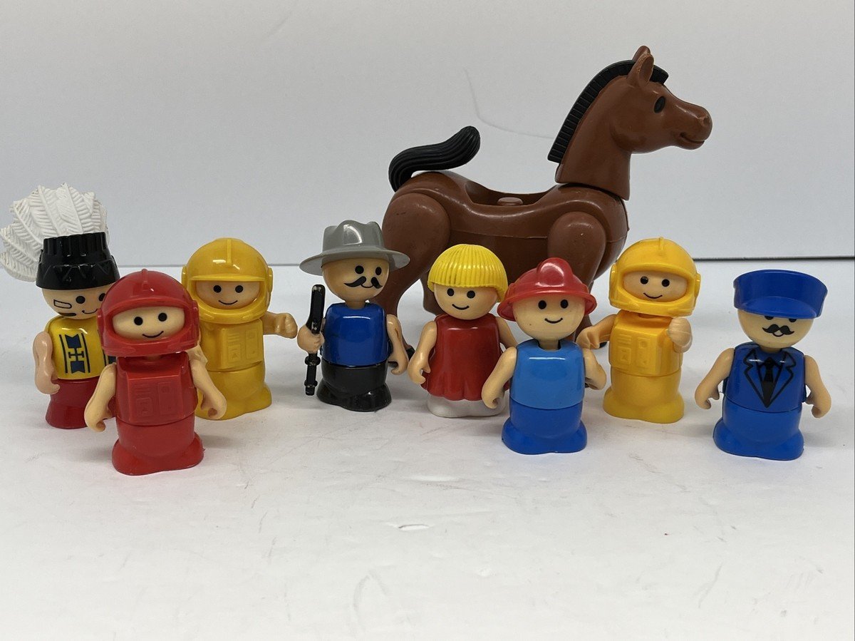 A metallic horse measuring stick with a bubble level rests on a horse's withers.